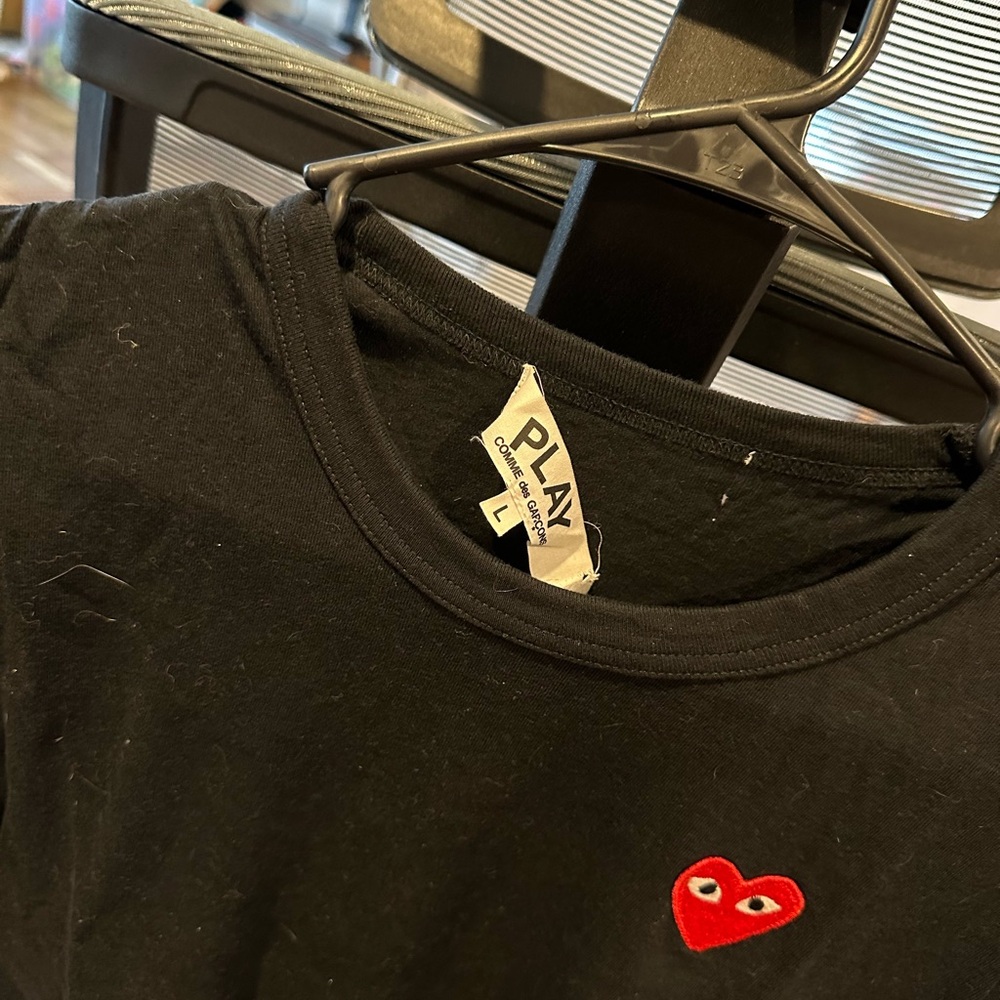 Comme des Garçons PLAY Black Tee with Red Heart Patch - Picture 5 of 6